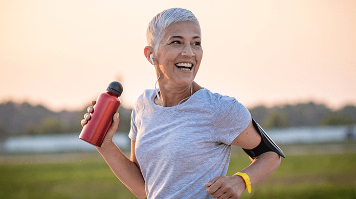 mulher correndo e sorrindo