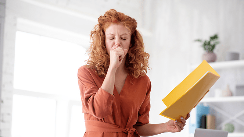 mulher com a mão na boca.