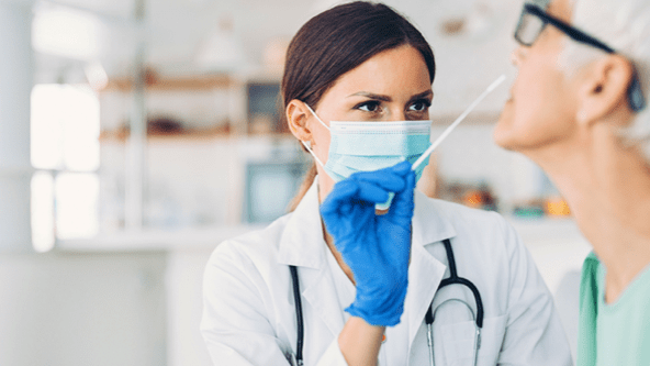 medica fazendo exame de covid