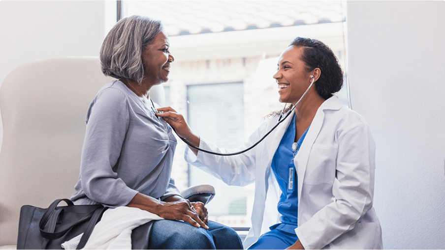 medica consultando paciente com estetoscópio