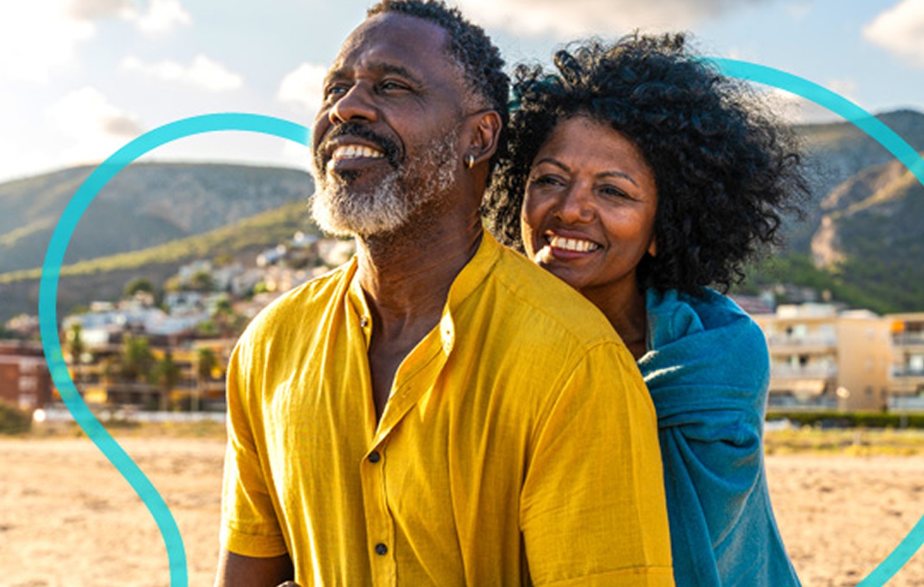 Casal sorrindo abraçado com paisagem ao fundo, representando a rede de apoio do Abraçar a Vida